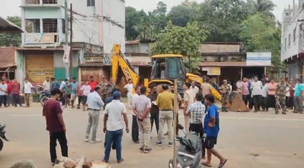 সরকারি জমি দখলমুক্ত করতে গিয়ে তীব্র বাধার মুখে প্রশাসন