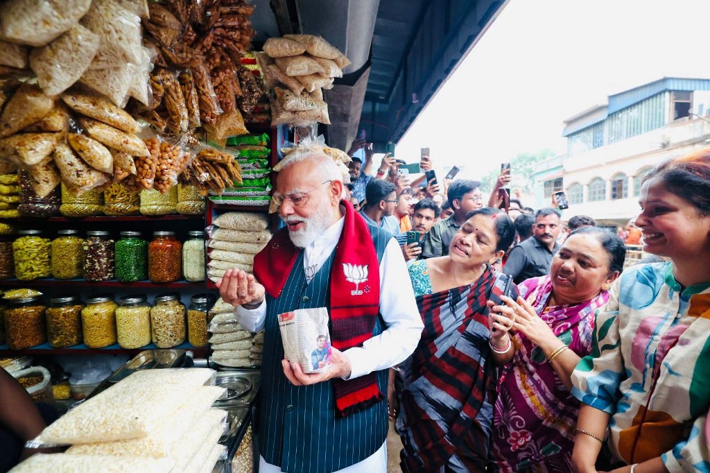জনসভা শেষে ঝালমুড়ি খেলেন প্রধানমন্ত্রী