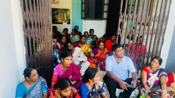 নিখোঁজ নাবালিকার ৪৪ দিনেও হদিশ নেই, থানায় ধর্না গ্রামবাসীদের