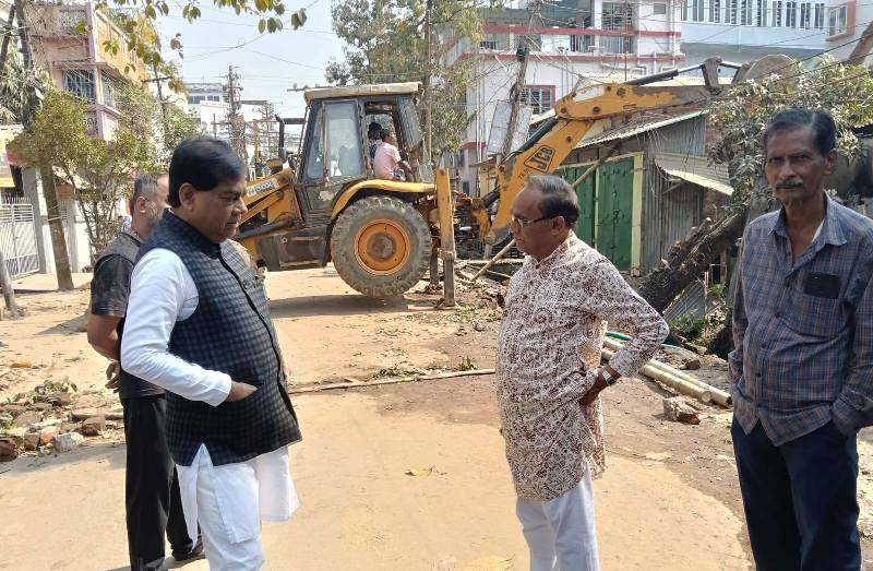 ড্রেনের কাজ করতে গিয়ে বিপত্তি, গাছ ভেঙে পড়ে বাড়ির উপর