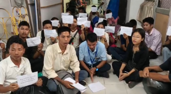 স্কলারশিপ চেয়ে বিক্ষোভ জনজাতি ছাত্রছাত্রীদের 