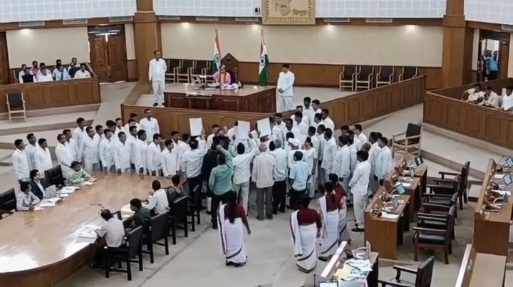 ডিজিপির সুইসাইড নোট ঘিরে তুমুল হট্টগোল বিধানসভায়