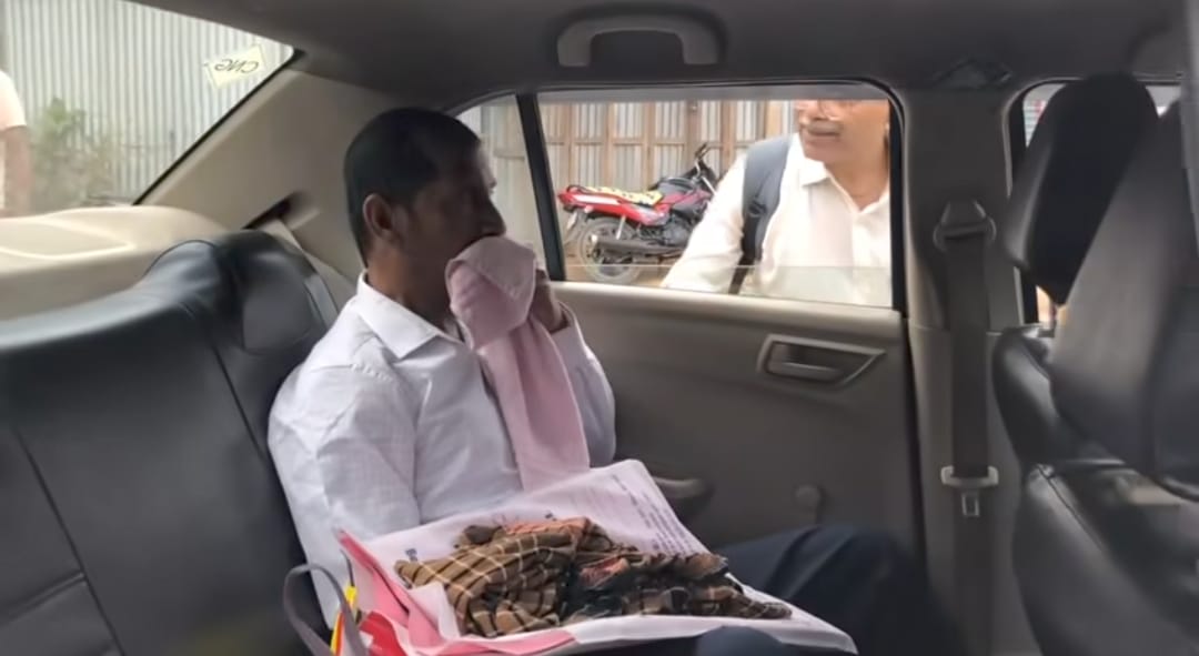 ভিভিআইপি কনভয়ের জেরে আটকে গেল রোগীর গাড়ি!