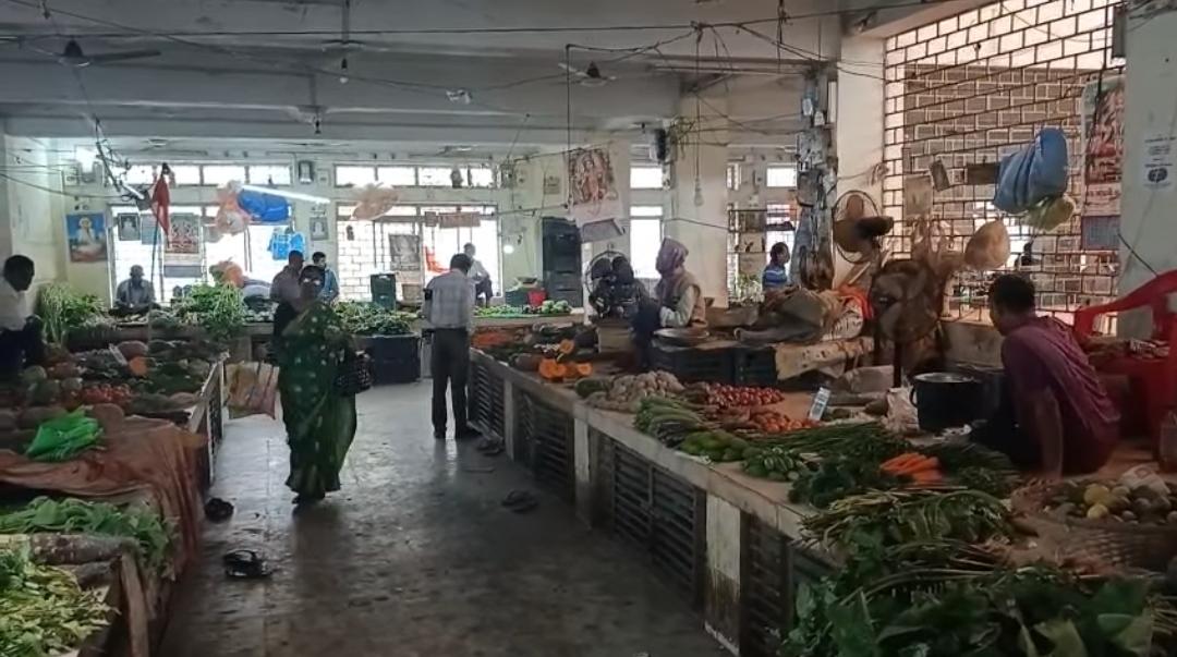 দুর্গা চৌমুহনী বাজার টানা তিনদিন বিদ্যুৎহীন, দুর্ভোগ ব্যবসায়ীদের