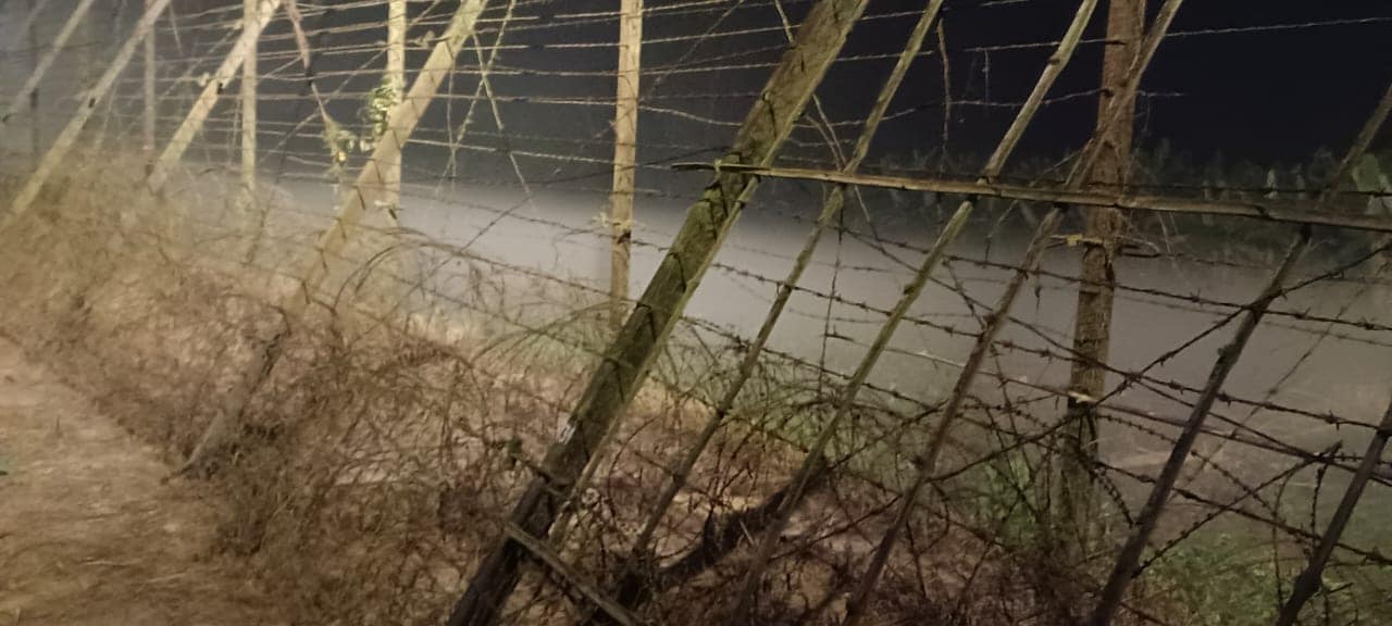 সীমান্তে কাঁটাতারের বেড়া ভগ্নদশা, বাংলাদেশে নির্বাচনের মুখে বাড়ছে অনুপ্রবেশ