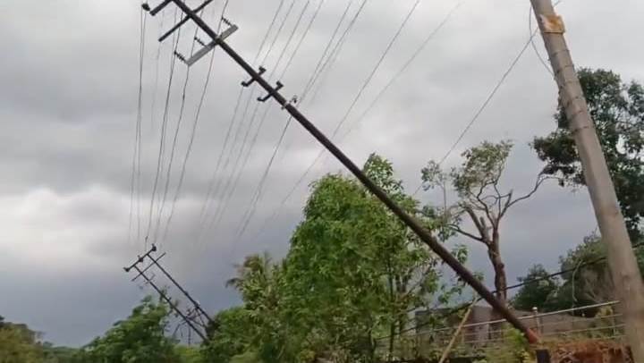 বিপজ্জনক অবস্থায় হাই ভোল্টেজ বিদ্যুতের খুঁটি