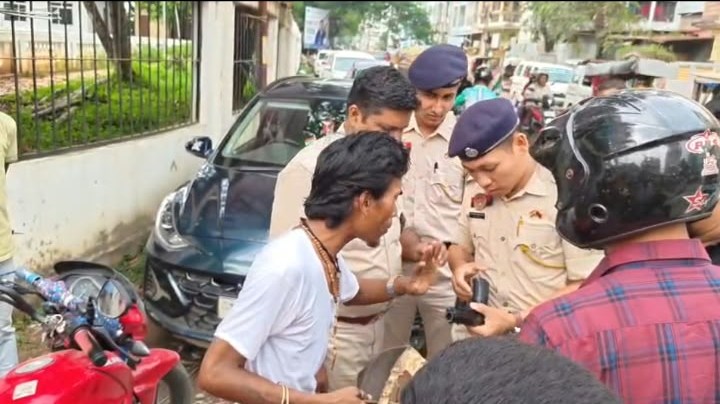 কোমরে পিস্তল গুঁজে ঘোরাঘুরি, পুলিশের হাতে ধরা ‘নকল গ্যাংস্টার’