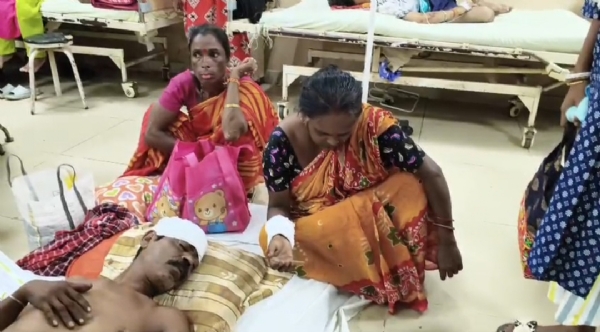পুলিশের সামনেই প্রাণঘাতী হামলা স্বামী-স্ত্রীর উপর, তীব্র আতঙ্ক