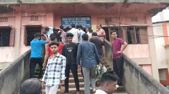 বিদ্যুৎ বিলের প্রতিবাদে অফিস তালা দিয়ে বিক্ষোভ গ্রাহকদের