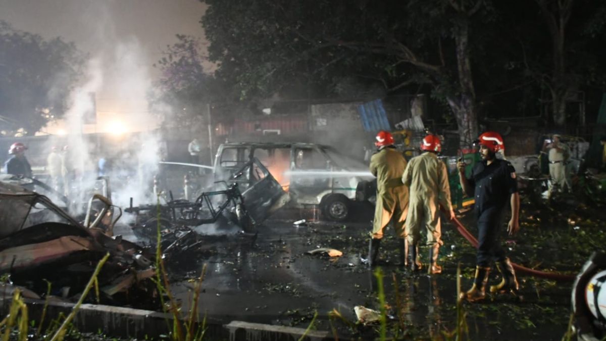 লালকেল্লার কাছে বিস্ফোরণ, তীব্র আতঙ্ক দিল্লিতে, জারি হাই অ্যালার্ট