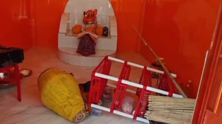 মন্দিরে ভাঙচুর চালিয়ে রূপার চেইন লুট