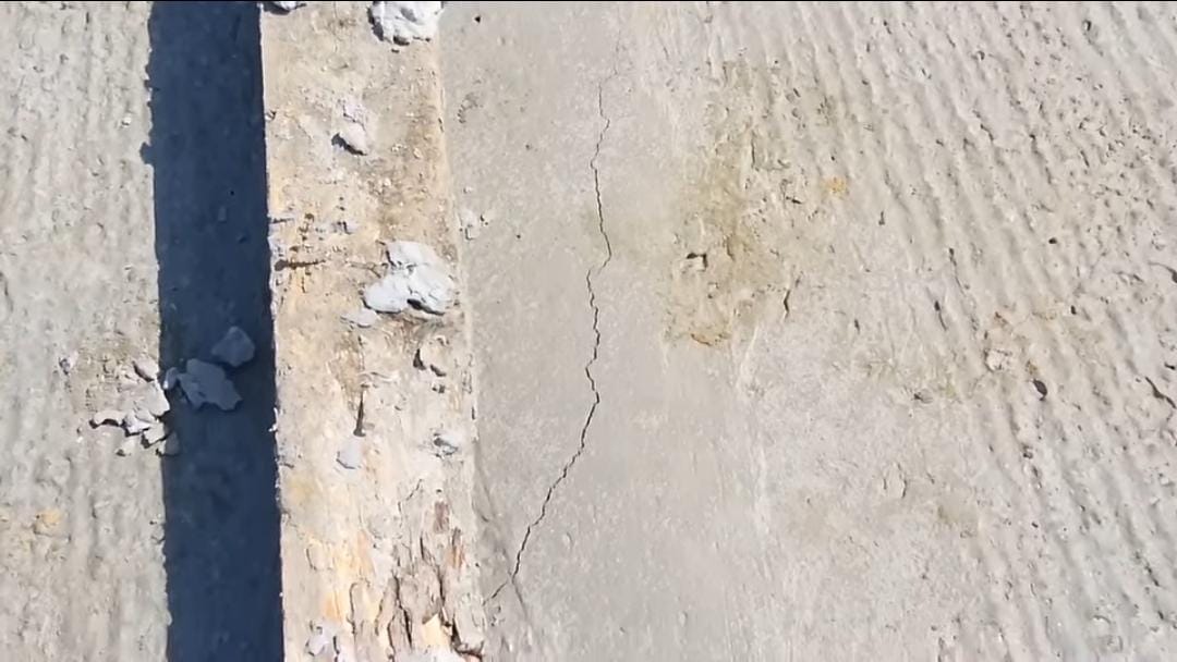 জাতীয় সড়কের পাশে ড্রেন নির্মাণ কাজের ২৪ ঘণ্টার মধ্যেই ফাটল