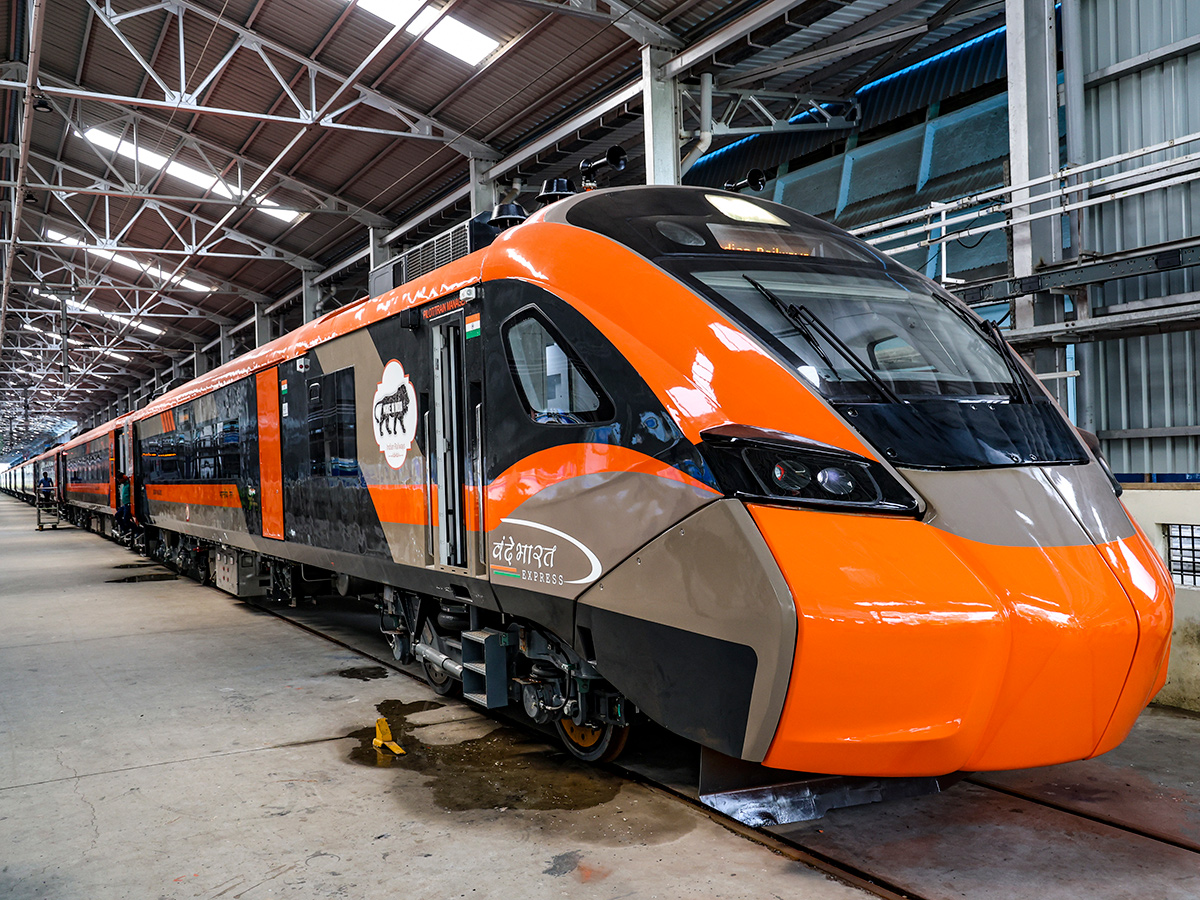 দেশের সর্বপ্রথম বন্দে ভারত স্লিপার ট্রেন বাংলায় 