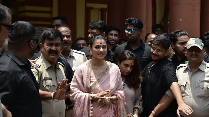 দক্ষিণেশ্বর মন্দিরে কাজল, উচ্ছ্বাস অনুরাগীদের