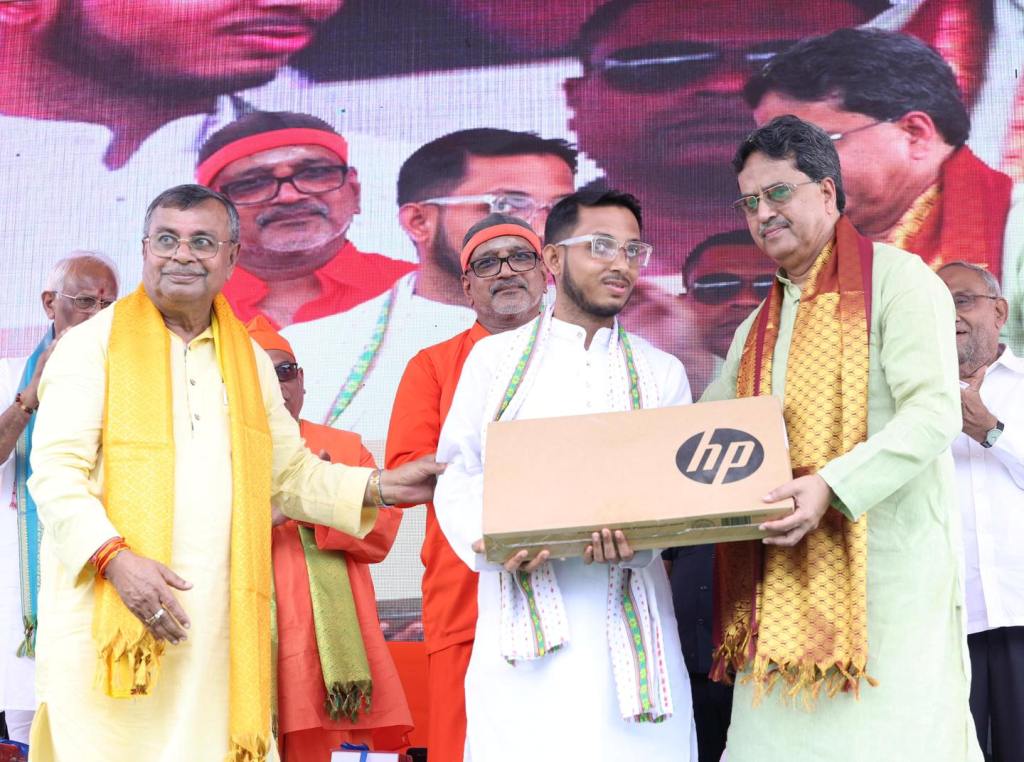 টেট উর্তীর্ণ দৃষ্টিহীন পাপনকে ল্যাপটপ দিয়ে পুরস্কৃত মুখ্যমন্ত্রীর  