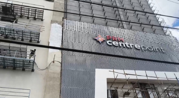 ঝালাইয়ের আগুনের উল্কাবৃষ্টি, অল্পের জন্য রক্ষা মা-ছেলে