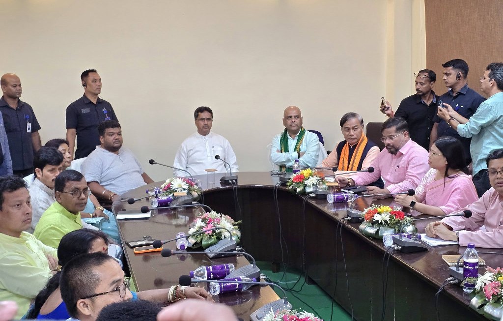 নির্বাচনকে সামনে রেখে মন্ত্রী-বিধায়কদের নিয়ে বৈঠক মুখ্যমন্ত্রীর 