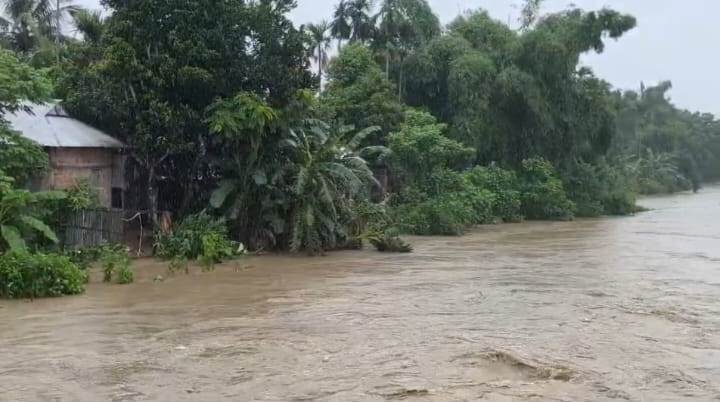 বিপৎসীমার দিকে ধাবমান খোয়াই নদী, জলের নিচে ধানক্ষেত
