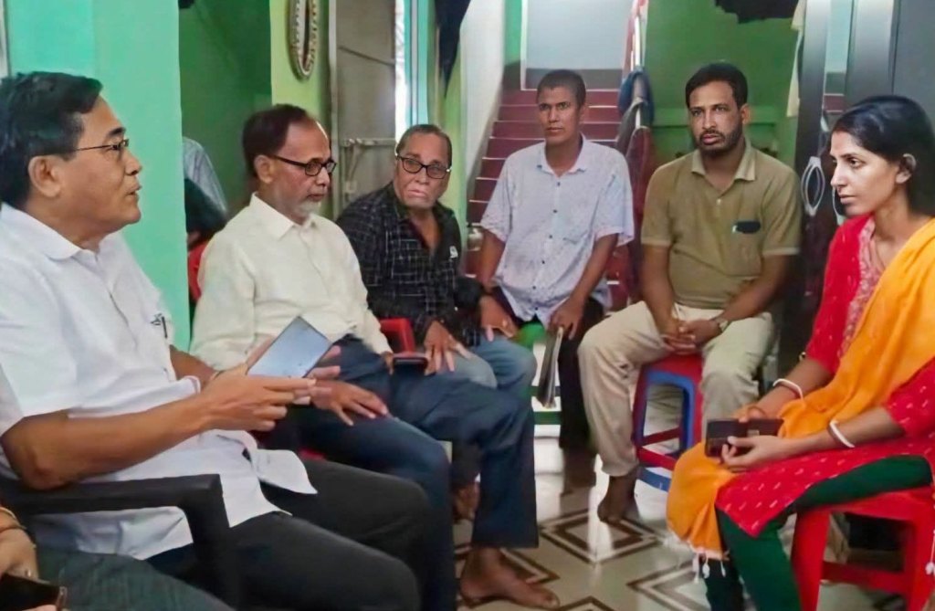 মনশ্রীর চিকিৎসায় সাহায্যের হাত বাড়ালেন বিরোধী দলনেতা