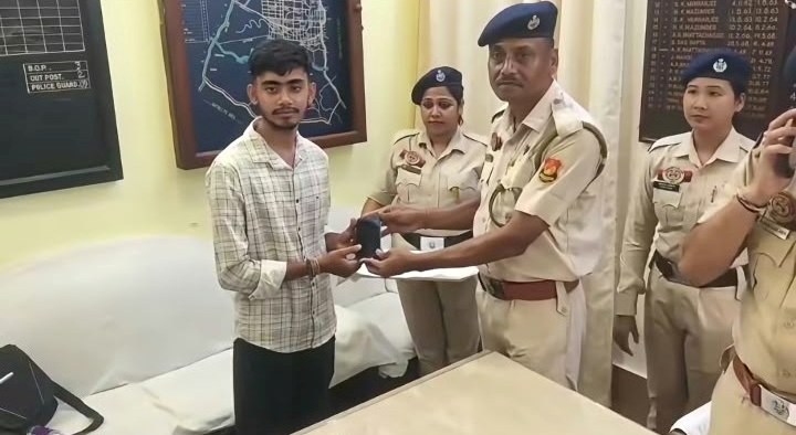 দেড় মাসে ২৬টি হারানো মোবাইল উদ্ধার পুলিশের 