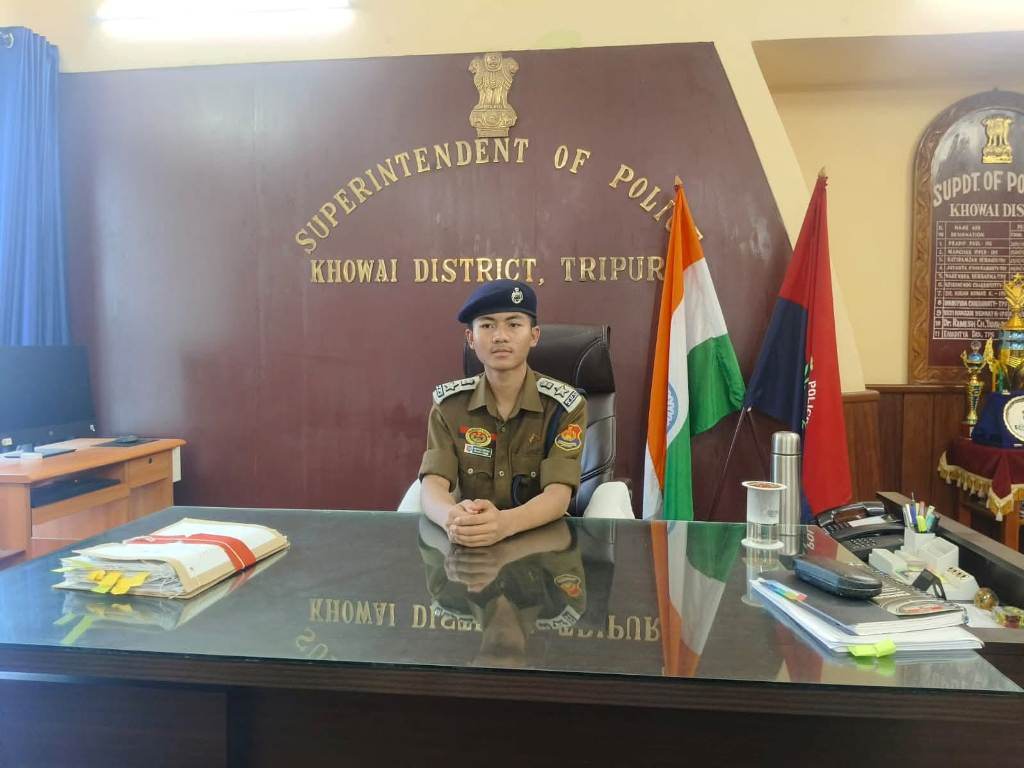 খোয়াই জেলার এসপির দায়িত্বে স্কুল ছাত্র 