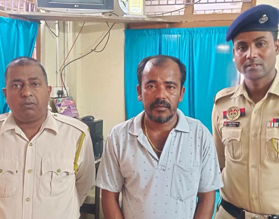 পুলিশের বিরুদ্ধে অশালীন মন্তব্য করে প্রকাশ্যে ক্ষমা চাইলেন মদ্যপ যুবক