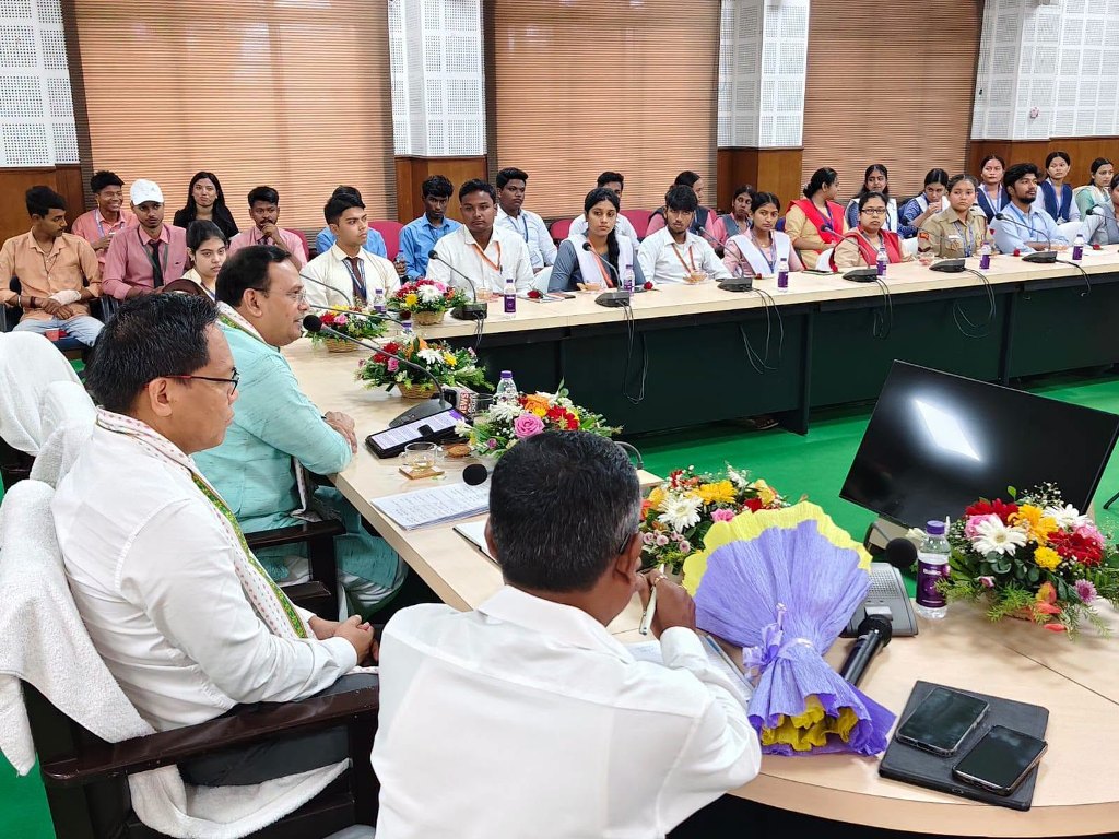 ছাত্রছাত্রীদের নিয়ে 'উচ্চশিক্ষা সংলাপ' মতবিনিময়ে মন্ত্রী