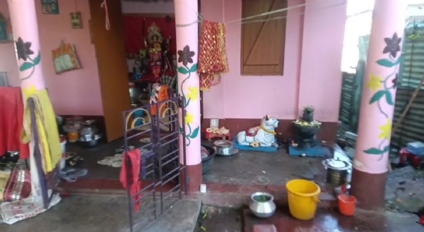 বাড়ির প্রতিষ্ঠিত কালী মন্দিরে হানা নিশিকুটুম্বদের 