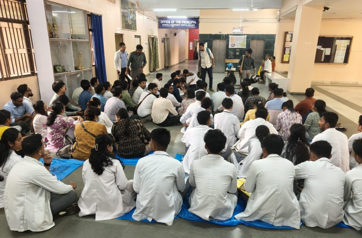 জিবি হাসপাতালে যৌন হেনস্তার অভিযোগ ঘিরে ধর্নায় চিকিৎসকরা 
