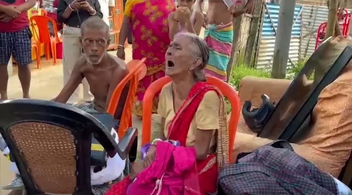 ছেলের ৩০ লক্ষ টাকা ঋণে বাড়ি ক্রোক, রাস্তায় বসে কাঁদছেন বাবা-মা
