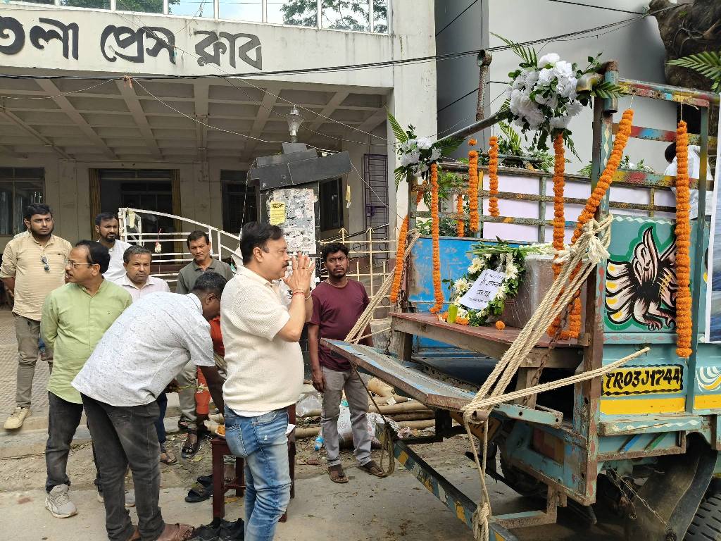 কফিনবন্দী সাংবাদিকের মরদেহ ফিরলো রাজ্যে