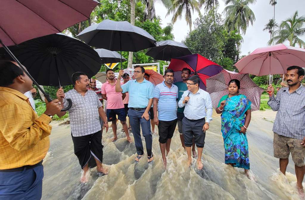 প্লাবিত অঞ্চল পরিদর্শনে জেলাশাসক 
