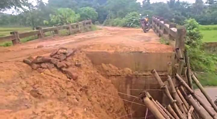 বিপজ্জনক ব্রিজ দিয়ে চলাচল, দুর্ঘটনার আশংকায় স্থানীয়রা 