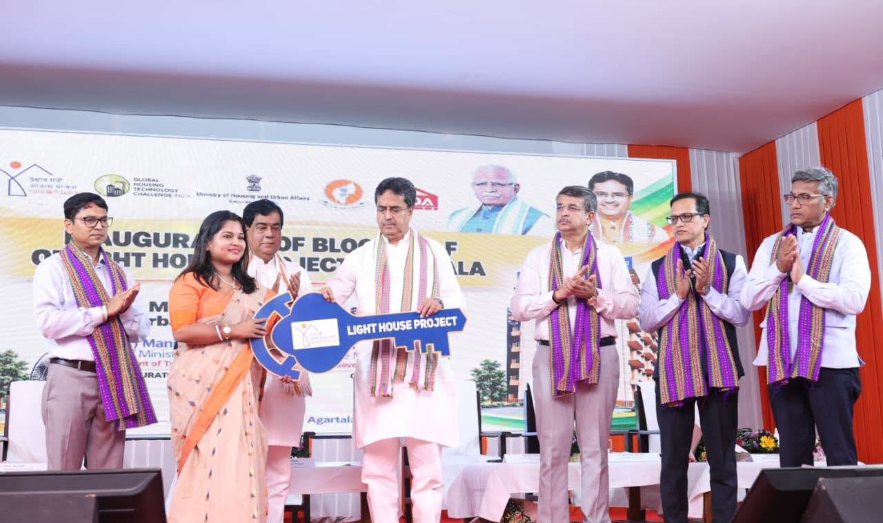 লাইট হাউস প্রকল্পের চাবি তুলে দিলেন মুখ্যমন্ত্রী