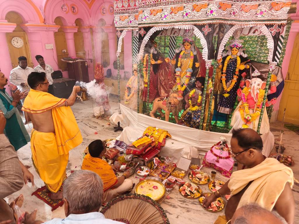 সপ্তমীতেই আগরতলা দূর্গাবাড়িতে জনঢল ভক্তদের  