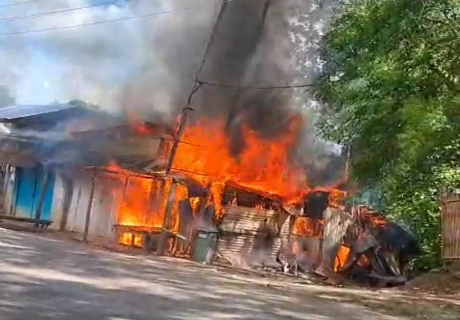 তুই-চাকমা বাজারে ভয়াবহ অগ্নিকান্ডে পুড়ে ছাই তিনটি দোকান