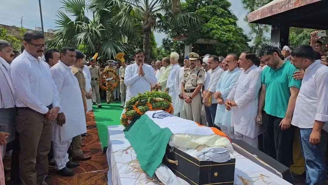 পূর্ণ রাষ্ট্রীয় মর্যাদায় উত্তরপ্রদেশে শেষকৃত্য সম্পন্ন ডিজিপি অনুরাগের
