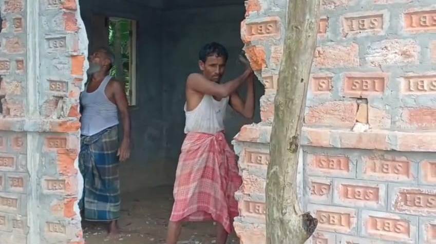 নিজের ঘর নিজেই ভাঙছে গৃহকর্তা 