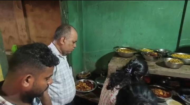 খাবারের দোকানে হানা প্রশাসনের, জরিমানা ৫০ হাজার টাকা