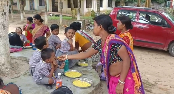 খোলা আকাশের নিচেই পড়ুয়াদের মিড-ডে-মিল খাবার 