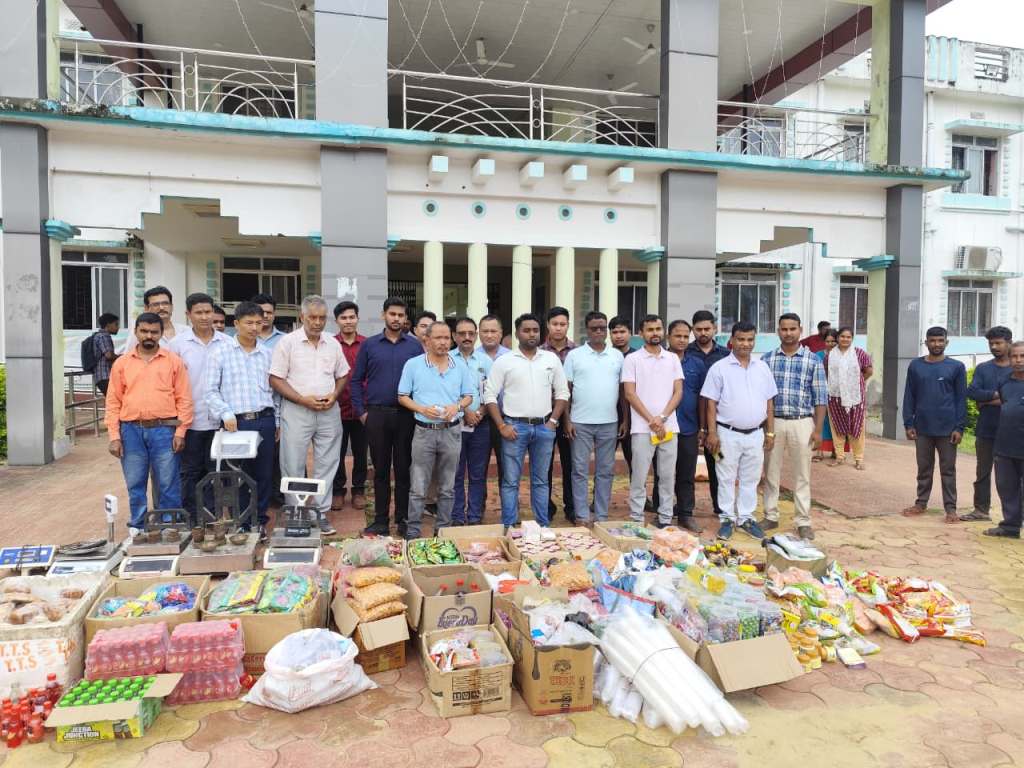 বাজার থেকে সাত লক্ষাধিক টাকার অবৈধ সামগ্রী বাজেয়াপ্ত 