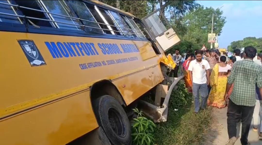 স্কুল বাসের ধাক্কায় প্রাণ গেল বৃদ্ধার