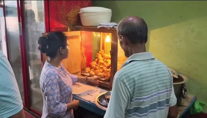 খাবারের দোকানে হানা প্রশাসনের, সর্বত্রই খাদ্য সুরক্ষা বিধি লঙ্ঘনের চিত্র