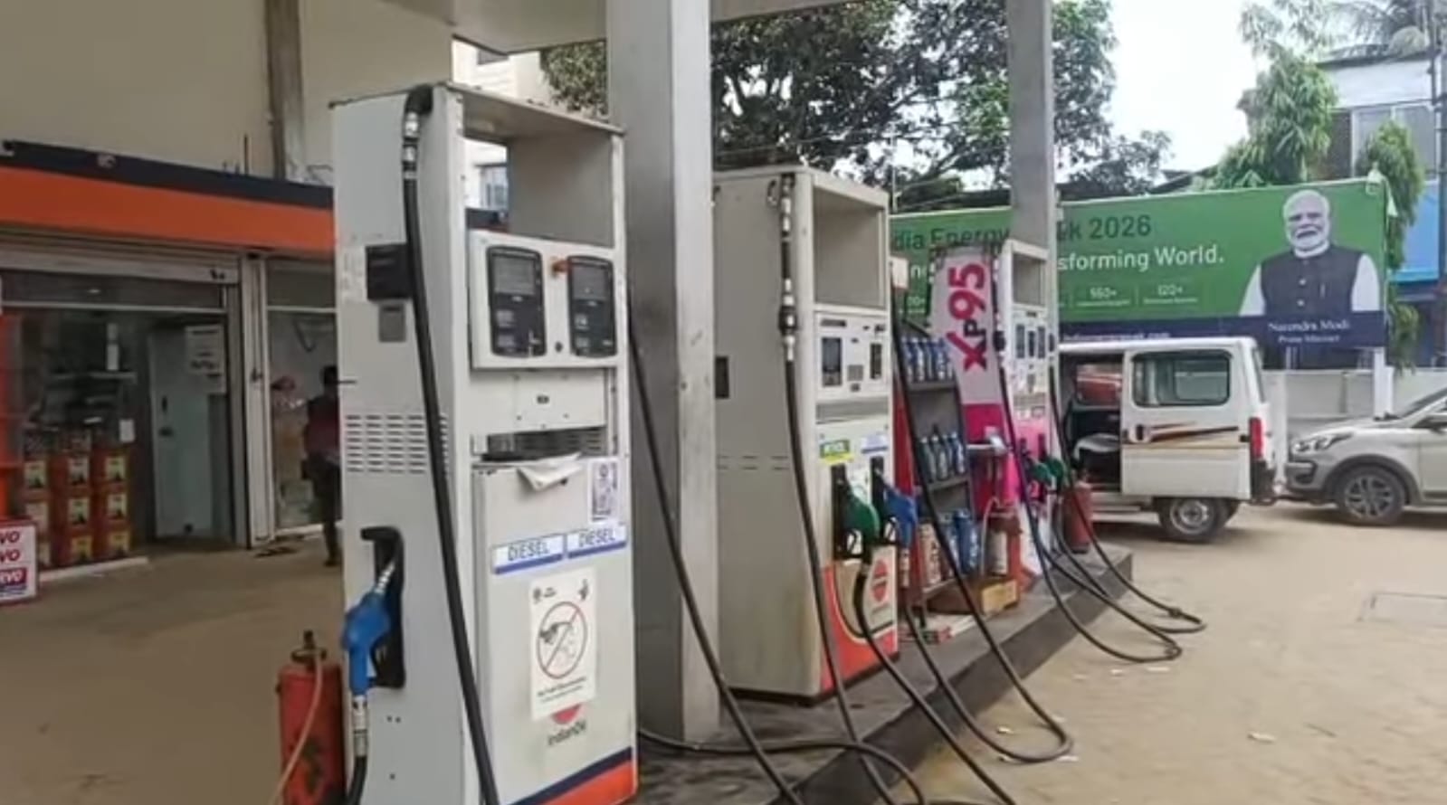 ড্রামে পেট্রোল বিক্রির জেরে জ্যোৎস্না এজেন্সিকে শোকজ